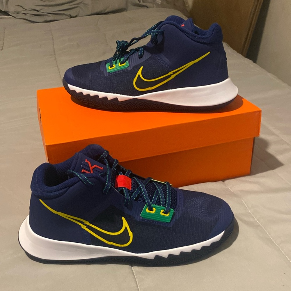 Kyrie flytrap IV (GS), brand new size 5.5Y, blue void
